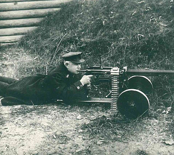 В. А. Дегтярев стреляет из опытного образца станкового пулемета. 1943