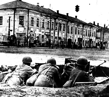 Бойцы в окопах на перекрестке улиц Советской и Коммунаров (ныне – просп. Ленина). Октябрь-ноябрь 1941